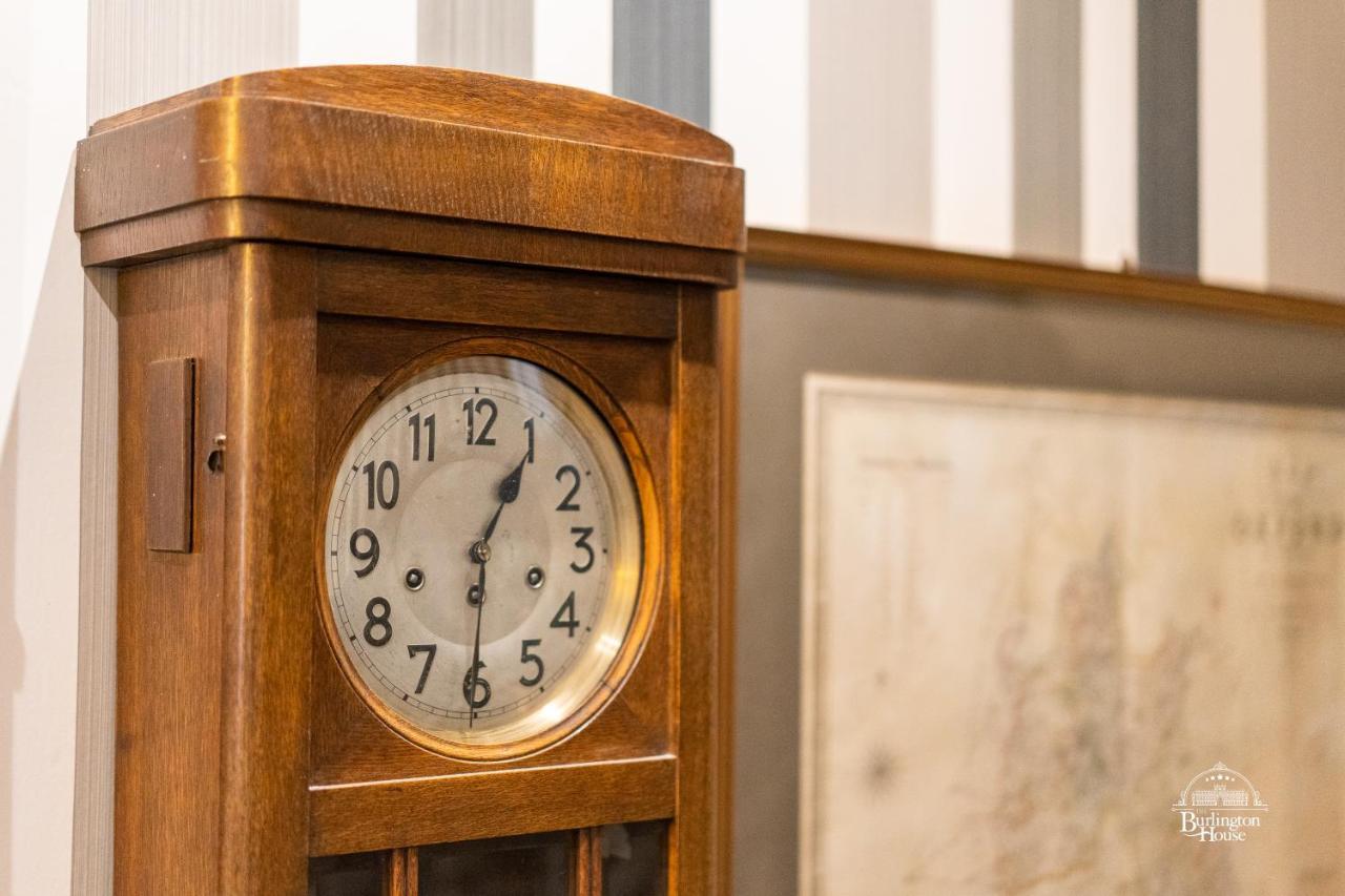 Bed and Breakfast Burlington House Boutique Oksford Zewnętrze zdjęcie Clock in the lobby