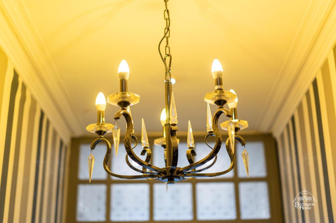 Bed and Breakfast Burlington House Boutique Oksford Zewnętrze zdjęcie A chandelier