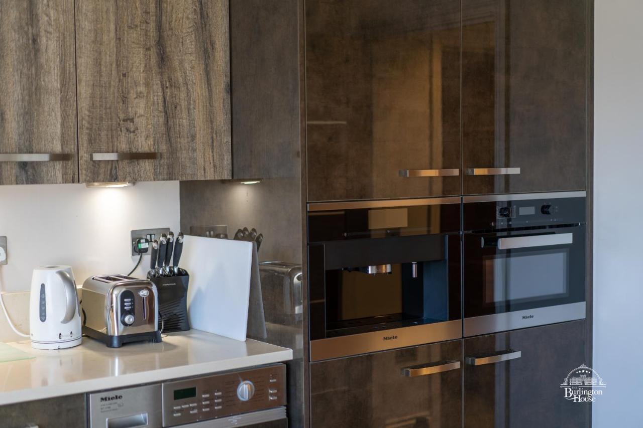Bed and Breakfast Burlington House Boutique Oksford Zewnętrze zdjęcie A kitchen with a built-in microwave oven