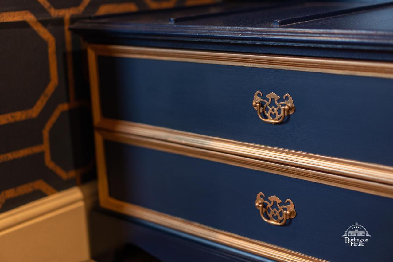 Bed and Breakfast Burlington House Boutique Oksford Zewnętrze zdjęcie A piece of furniture painted in a blue and gold colour combination