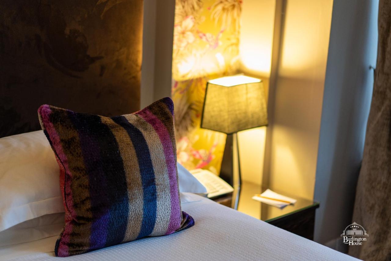Bed and Breakfast Burlington House Boutique Oksford Zewnętrze zdjęcie A throw pillow