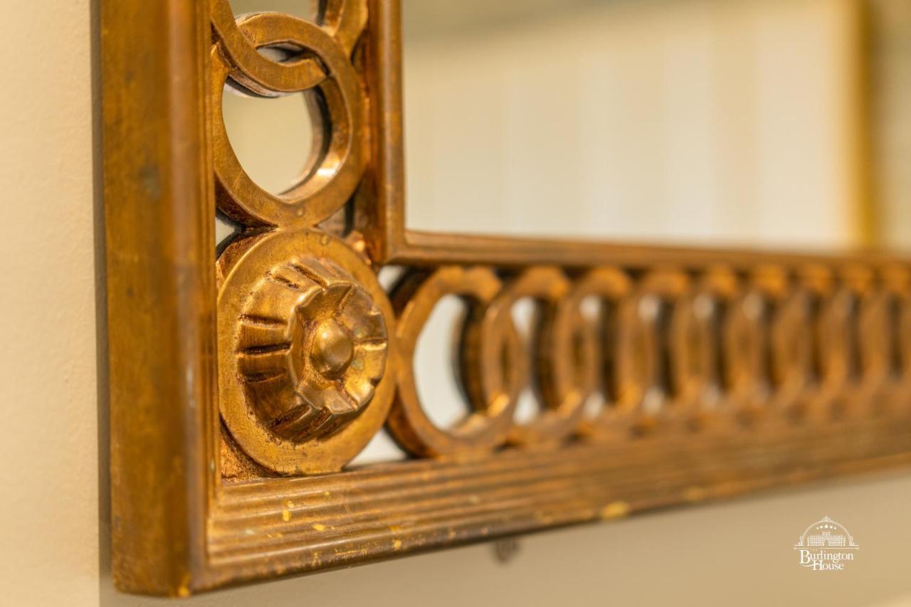Bed and Breakfast Burlington House Boutique Oksford Zewnętrze zdjęcie Detail of the mirror frame