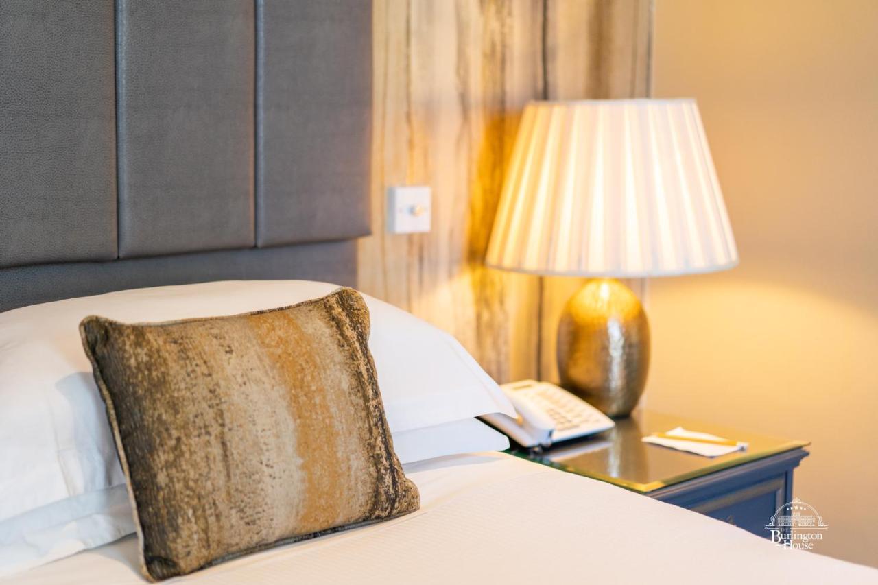 Bed and Breakfast Burlington House Boutique Oksford Zewnętrze zdjęcie A lamp on a bedside table