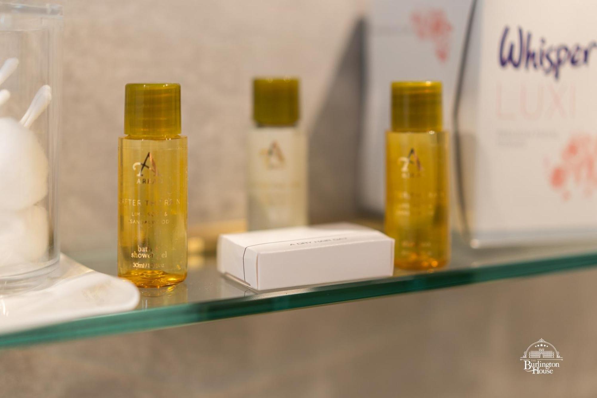 Bed and Breakfast Burlington House Boutique Oksford Pokój zdjęcie A selection of amenities by the brand