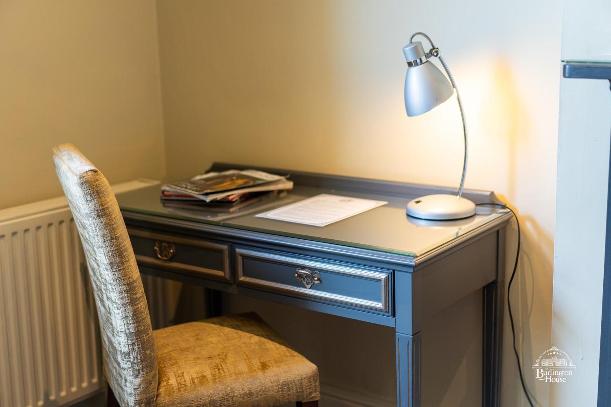 Bed and Breakfast Burlington House Boutique Oksford Pokój zdjęcie A desk lamp