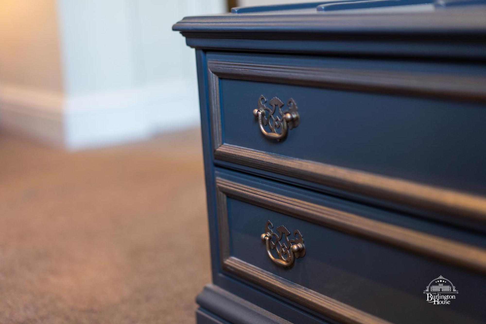 Bed and Breakfast Burlington House Boutique Oksford Pokój zdjęcie A blue painted nightstand