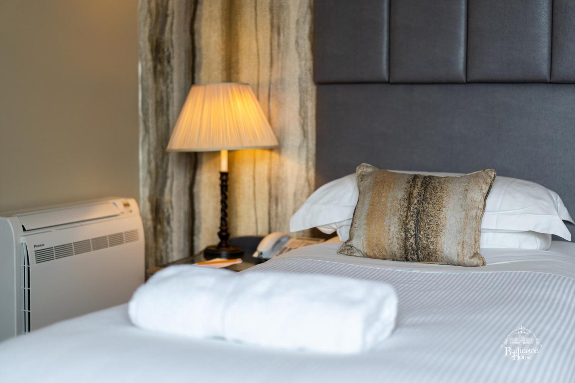 Bed and Breakfast Burlington House Boutique Oksford Pokój zdjęcie A bed with a lamp and a pillow