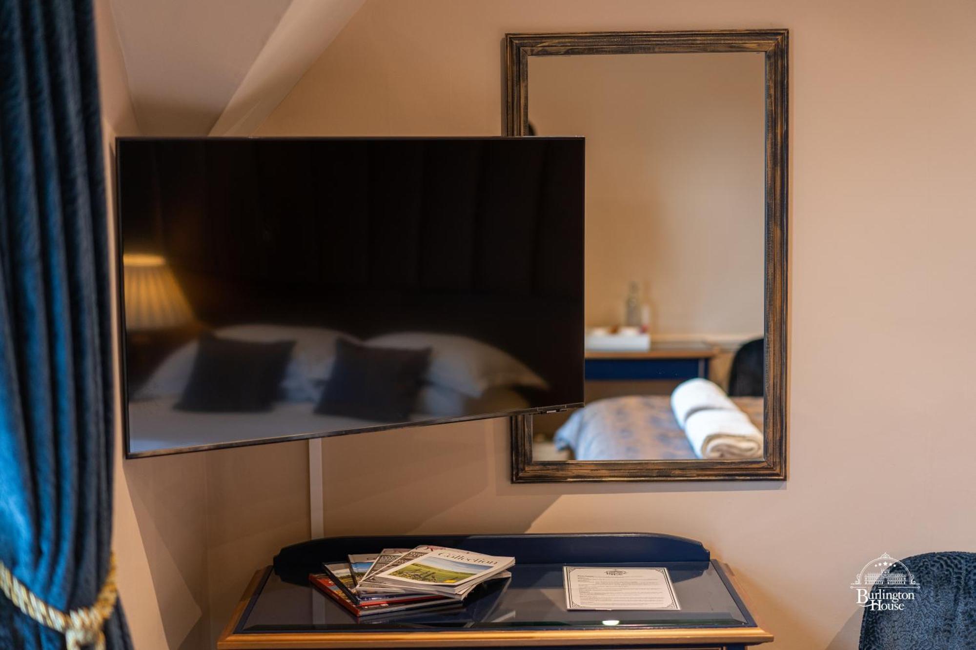 Bed and Breakfast Burlington House Boutique Oksford Pokój zdjęcie A television in a hotel room