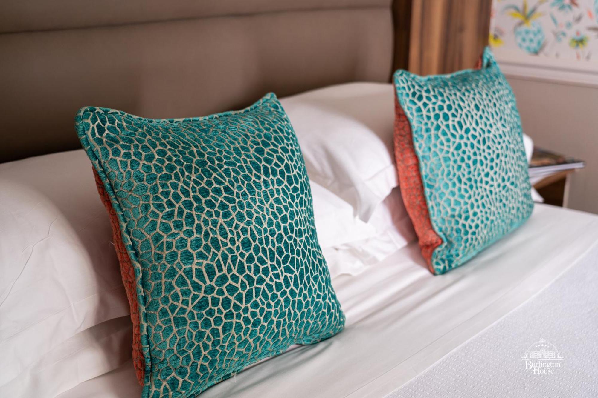 Bed and Breakfast Burlington House Boutique Oksford Pokój zdjęcie Cushions made from genuine stingray leather