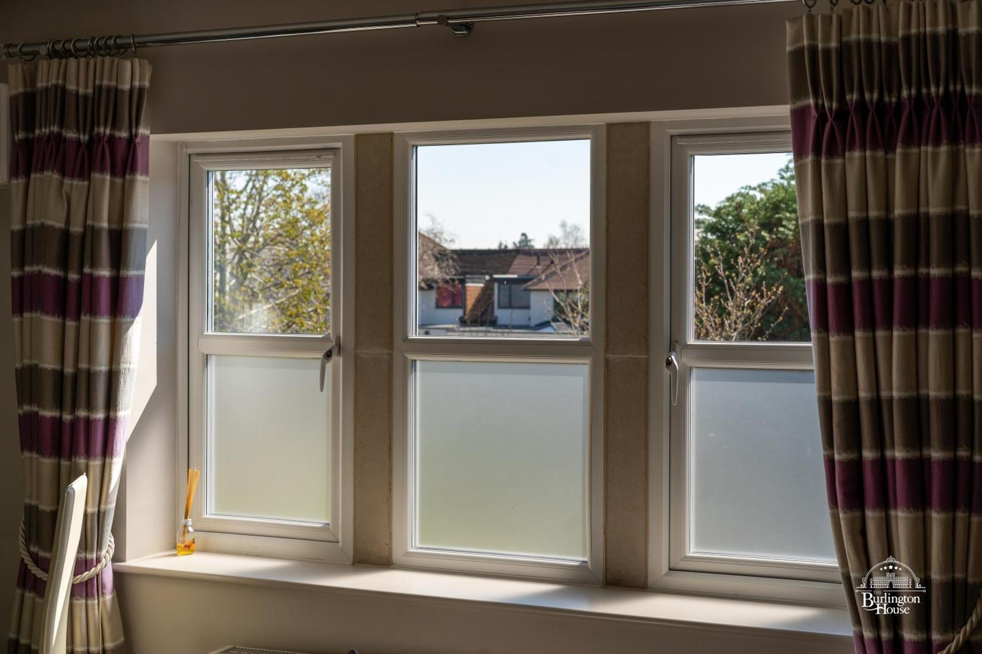 Bed and Breakfast Burlington House Boutique Oksford Zewnętrze zdjęcie A window with a privacy film installed